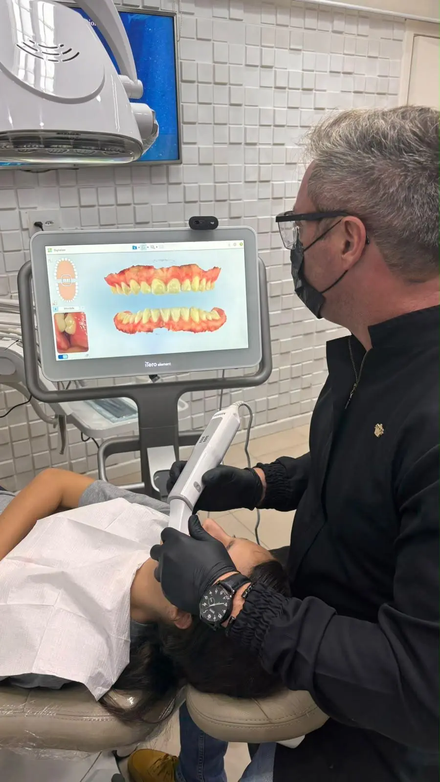 Dr. Rodrigo Vitral utilizando o scanner intraoral iTero 5D em uma avaliação digital