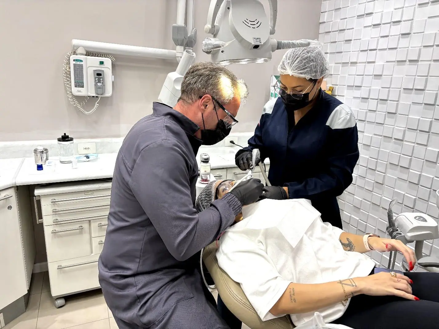 Dr. Rodrigo Vitral realizando atendimento odontológico na Vitrali Consultórios