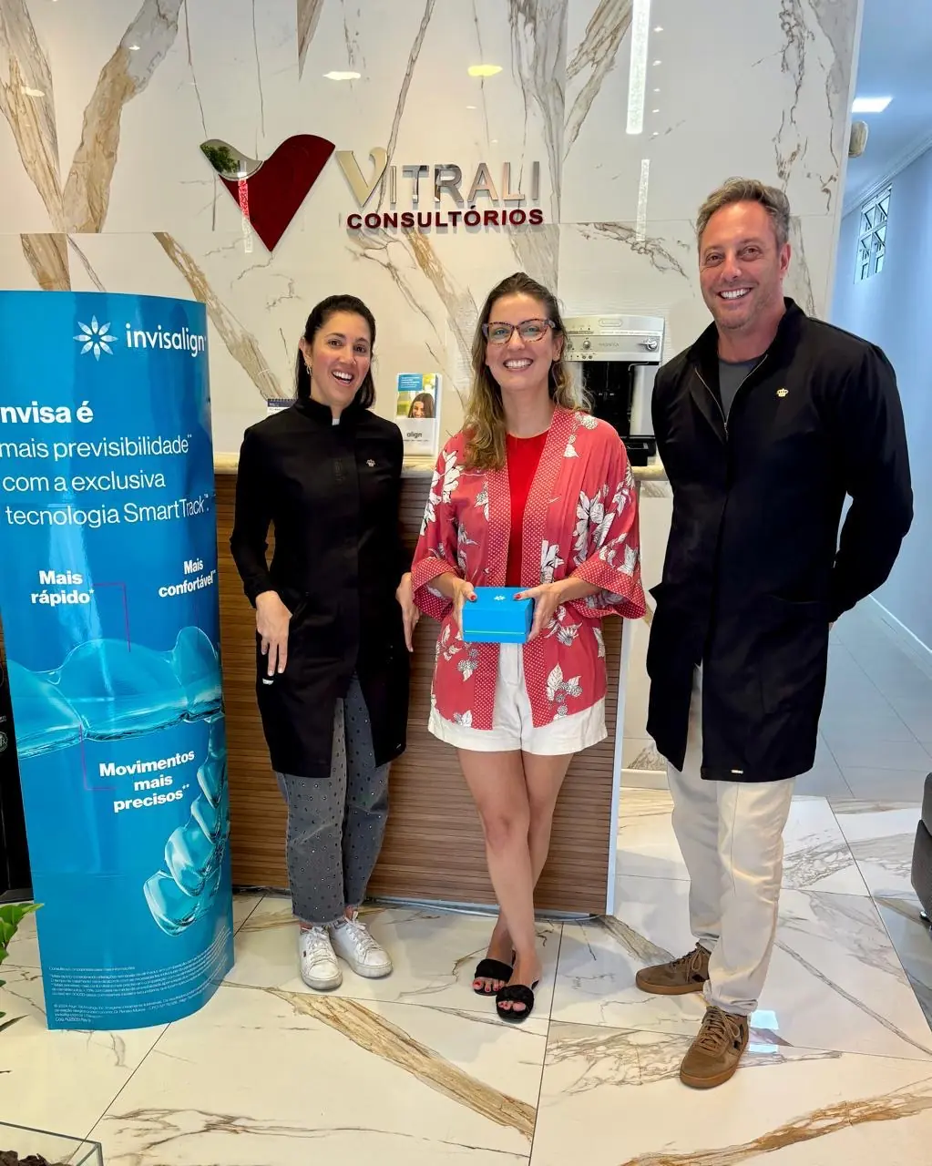 Dr. Rodrigo Vitral com equipe e paciente na Vitrali Consultórios após avaliação Invisalign